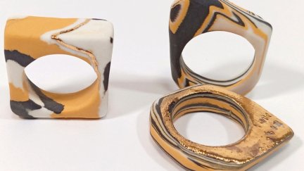 Plástico reciclado, porcelana o plata ecológica son algunos de los materiales usados en estas piezas únicas. / Bendito Momento Joyería