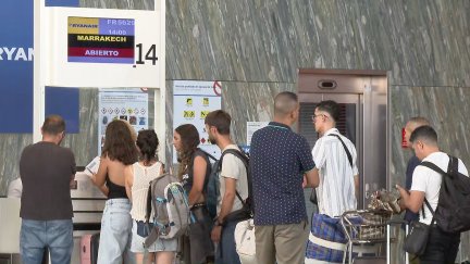 Pasajeros con destino a Marrakech en el aeropuerto de Zaragoza. / Aragón TV