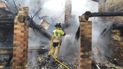 Bomberos de la DPH sofocan el incendio de una granja en La Barri. / DPH