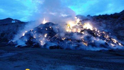 El incendio en una nave de forrajes en Tamarite de Litera ha comenzado de madrugada. / DPH