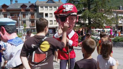 Los cabezudos han animado la mañana en la plaza de Biescas. / Aragón TV