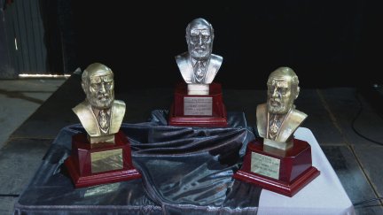 Premios con la imagen de Cajal que se entregan a los ganadores del festival. / Aragón TV