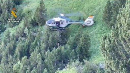 El helicóptero del Greim de Boltaña durante un rescate en el barranco de Gabietos. / Guardia Civil