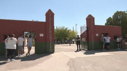 Entrada del campo de fútbol y polideportivo de Mocejón. / Forta