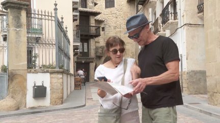 Una pareja intenta orientarse en Rubielos de Mora. / Aragón TV