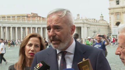 El presidente de Aragón, Jorge Azcón, en declaraciones a los medios este lunes desde el Vaticano. / Aragón TV