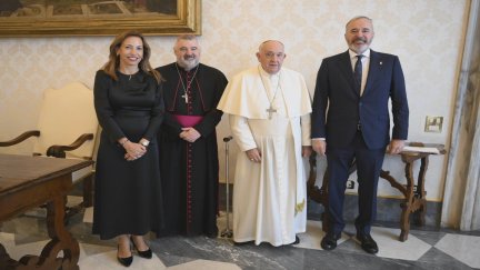 Audiencia privada del Papa Francisco con Natalia Chueca, Jorge Azcón y el arzobispo de Zaragoza. / Vaticano