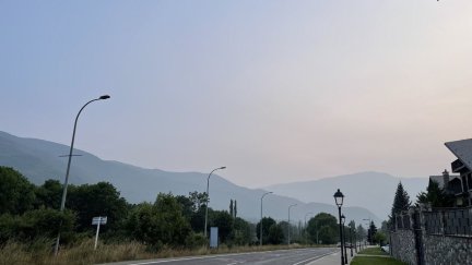 Imagen captada este domingo en Benasque, donde ha llegado el humo de los incendios de Canadá. / Europa Press