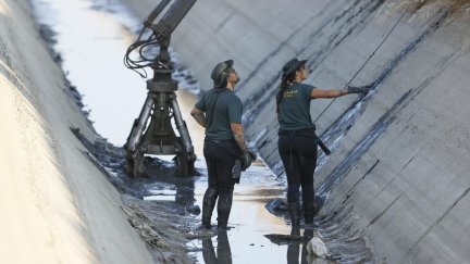 La Guardia Civil rastrea el canal de Mocejón. / EFE