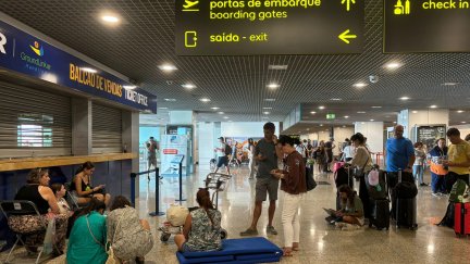Aspecto que presenta este lunes el aeropuerto de Funchal, en Madeira. / Efe-Irina Popescu
