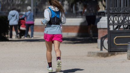 Una mujer corre por un parque. / Europa Press