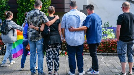 Vecinos de Solingen recuerdan a las víctimas en el lugar de los hechos. / Völker Hartman. EFE