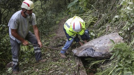 Efectivos de emergencias de Madeira, trabajan en la zona del deslizamiento. / EFE