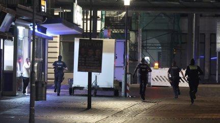 La policía alemana ha vigilado la zona durante la noche. / Christopher Neundorf (EFE)