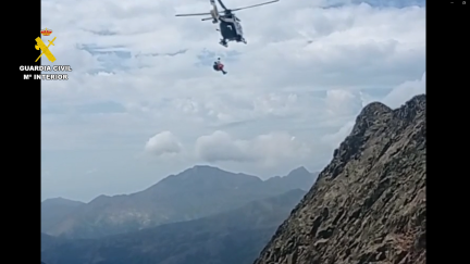 Imagen del rescate de un montañero en la cresta de Bachimala. / Guardia Civil