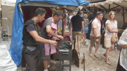 Los artesanos medievales se mezclan con los curisoso que recorren las calles de Rubielos de Mora. / Aragón Tv