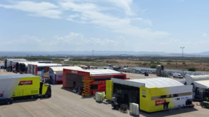 Los equipos empiezan a vestir el paddock del Gran Premio GoPro de Aragón. Foto: Motorland Aragón