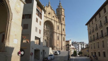 La iglesia de Santa María la Mayor, en la plaza de España de Alcañiz. / Aragón TV