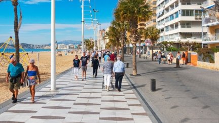 Gente por el paseo marítimo. / Europa Press
