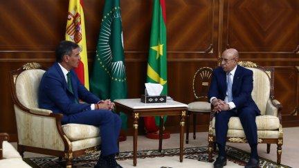 Pedro Sánchez y el presidente de Mauritania, Mohamed Ould Ghazouani, en su reunión de este martes. / EFE