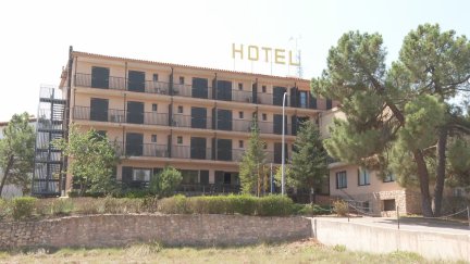 Hotel de Mora de Rubielos donde llegarán hasta 120 migrantes a partir del 1 de septiembre. / Aragón TV.