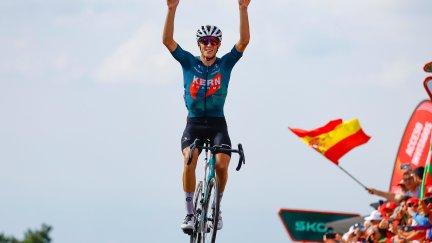 Pablo Castrillo celebra su triunfo en la etapa 12 de La Vuelta.