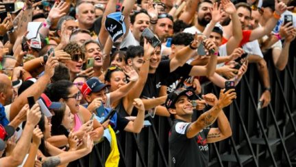 Jorge Martín posa con los aficionados en el Pit Lane Walk