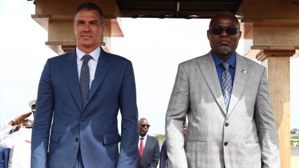 l presidente del Gobierno de España, Pedro Sánchez (i) y el presidente de Gambia, Adama Barrow (d), durante su visita a Gambia, a 28 de agosto de 2024, en Gambia (África). / Pool Moncloa. Fernando Calvo.