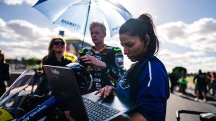 Sofía Varela trabajando en el circuito de competición.