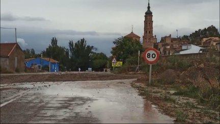 Burbáguena, tras la tormenta, que ha dejado calles inundadas y la carretera N-234 cortada.