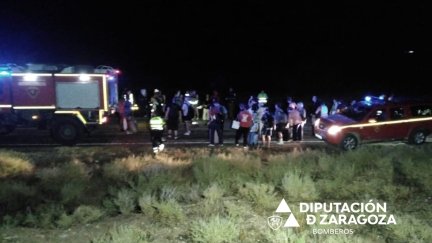 Los Bomberos de la DPZ auxiliaron a los 41 viajeros afectados junto con agentes de la Guardia Civil. / Bomberos DPZ
