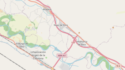 Un camión incendiado corta el carril derecho de la AP-2 a la altura de Nuez de Ebro.