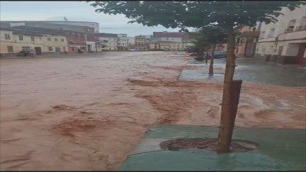 Las calles de Cetina se han anegado tras la tormenta.