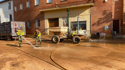 Este viernes han comenzado las labores de limpieza del lodo que arrastró la riada en Herrera de los Navarros. / Aragón TV