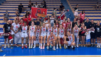 El equipo posa con la afición desplazada hasta Tarbes