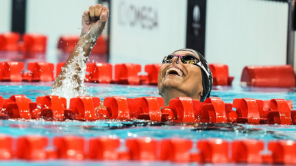 Teresa Perales celebra el bronce que el convierte en leyenda