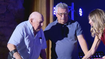 El reconocimiento a Félix Cubel, nacido en julio de 1924, ha sido el momento más emotivo del homenaje a los supervivientes. / Aragón TV