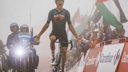 Castrillo celebra la victoria en la meta de la etapa reina