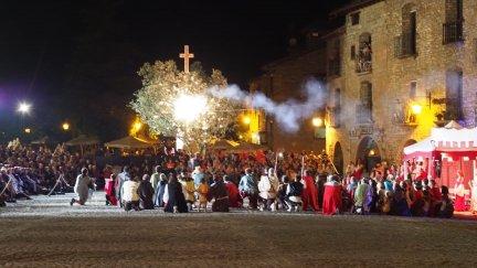 La cruz volvió a surgir en Aínsa en el acto de La Morisma./ Ayuntamiento de Aínsa