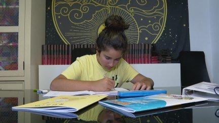 Niña repasando antes de que comience el curso escolar. / Aragón TV