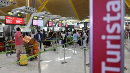 Turistas en el Aeropuerto de Madrid. / EFE