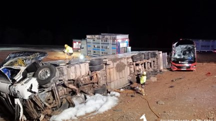 El camión y el autobús accidentados esta pasada madrugada. / Ayuntamiento de Huesca