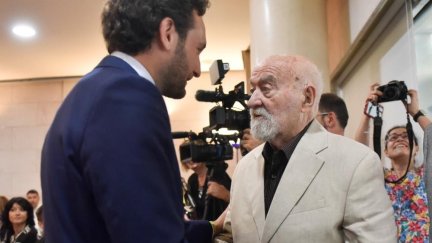 El presidente de la DPH, Isaac Claver, con el creador de la marca turística 'Huesca, La Magia', Carlos García. / Europa Press