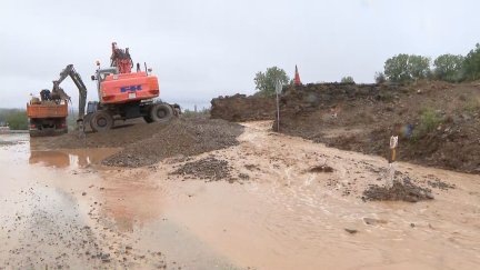 En la carretera de Burbáguena (Teruel) las máquinas trabajan para limpiar las ramblas. / Aragón TV