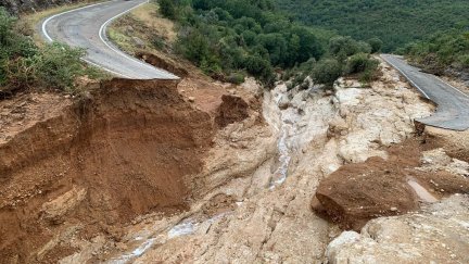 Un tramo de la A-1227 quedo totalmente destrozado por el agua arrastrada por un barranco. / Aragón TV