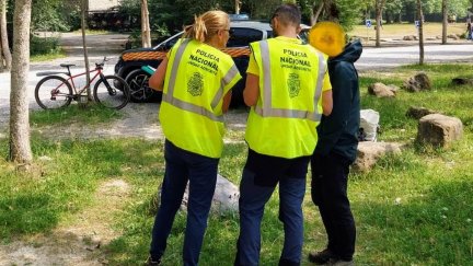 Los agentes de la Policía Nacional adscrita informan a un visitante de Ordesa sobre la normativa del Parque Nacional. / Gobierno de Aragón