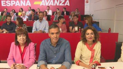 Pedro Sánchez, flanqueado por la presidenta del PSOE, Cristina Narbona y la vicesecretaria general, Maria Jesús Montero.