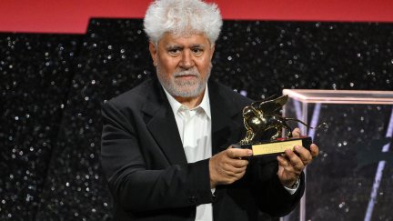 Pedro Almodóvar, tras recibir su León de Oro por 'La habitación de al lado' / Ettore Ferrari (EFE)