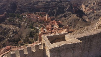 La Fundación Santa María lleva 17 años trabajando en la restauración de la muralla. / Aragón TV