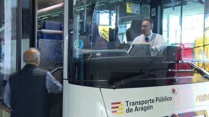 Uno de los nuevos autobuses que se han puesto en marcha este lunes para el transporte público por carretera en la Comunidad. / Aragón TV